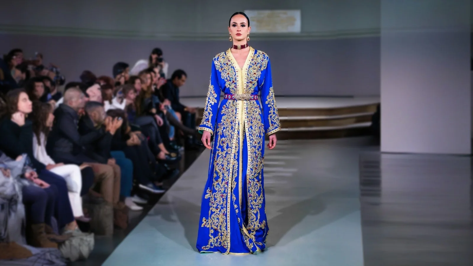 Caftan bleu Mautassin défilé Paris fashion show
