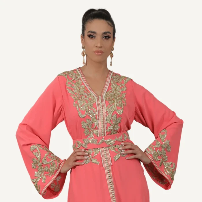 Détails des broderies artisanales sur le Caftan Ghalia, une pièce vibrante et sophistiquée de Mautassin.