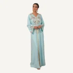 caftan marocain Hajar en bleu ciel est orné de perles brillantes