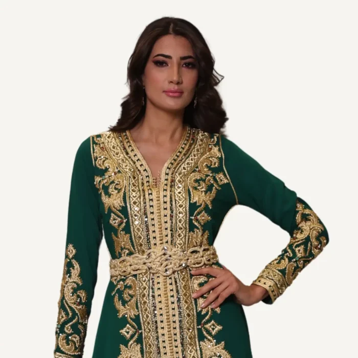 Vue complète du Caftan Hana vert avec broderies dorées, parfait pour mariages et événements prestigieux.