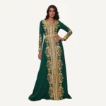 Vue complète du Caftan Hana vert avec broderies dorées, parfait pour mariages et événements prestigieux.