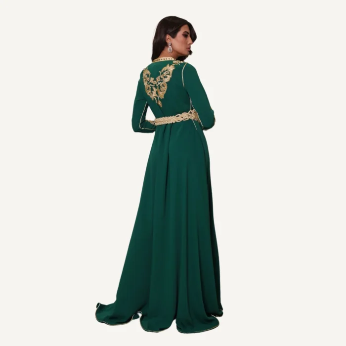 Vue complète du Caftan Hana vert avec broderies dorées, parfait pour mariages et événements prestigieux.