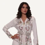 Vue complète du Caftan Rania, caftan blanc raffiné avec perles délicates, idéal pour occasions spéciales.