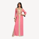 caftan marocain Saloua, rose et brodé en doré