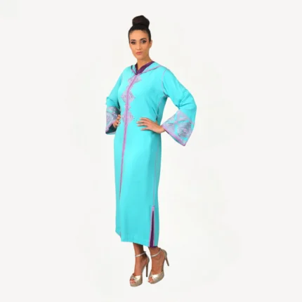 Djellaba Maysa Mautassin en bleu turquoise, confectionnée en crêpe avec dentelle et broderies délicates, une pièce artisanale élégante.