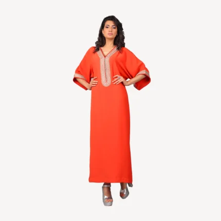 Gandoura Ghala Mautassin orange corail, une pièce raffinée avec des broderies traditionnelles.