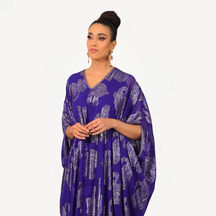 Gandoura Salma Mautassin bleu mauve en soie et tlija, confectionnée à la main, idéale pour toutes les occasions.