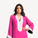 Gandoura Zaina Mautassin rose fuchsia, confectionnée en crêpe georgette et soie avec des détails faits à la main.