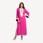 Gandoura Zaina Mautassin rose fuchsia, confectionnée en crêpe georgette et soie avec des détails faits à la main.