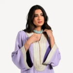 Gandoura Zaina Mautassin violette en crêpe georgette et soie, ornée de perlage artisanal pour une élégance intemporelle."