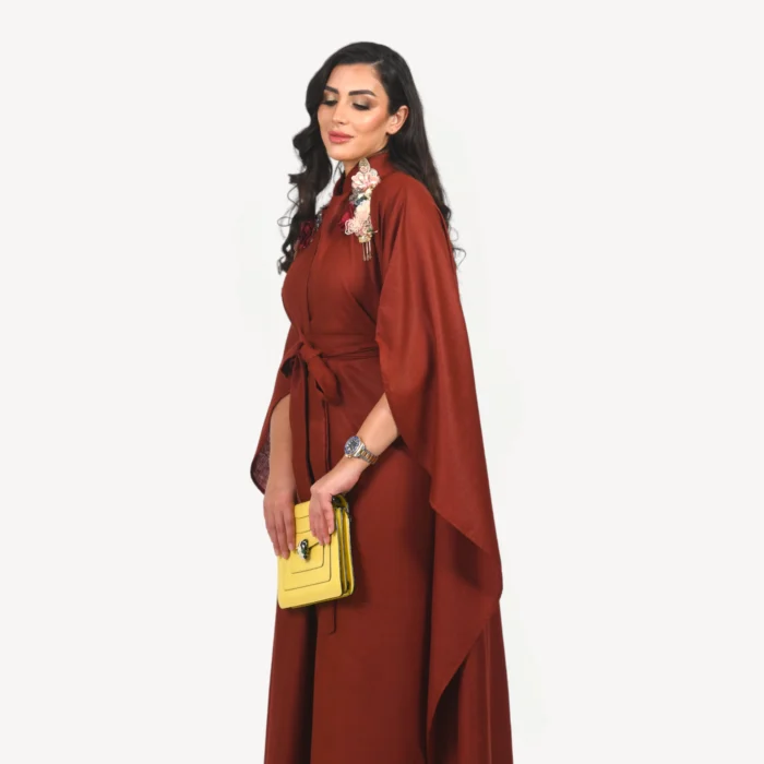 Kimono Elissa Mautassin bordeaux brique raffiné avec finitions artisanales, conçu pour mariages et soirées élégantes.