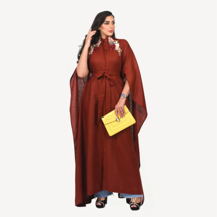 Kimono Elissa Mautassin bordeaux brique raffiné avec finitions artisanales, conçu pour mariages et soirées élégantes.