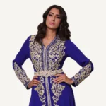 Caftan violet Amal avec broderies argentées, fait à la main, idéal pour soirées et occasions spéciales.