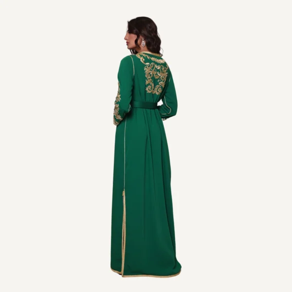 Caftan Basma vert royal, orné de broderies luxueuses faites à la main, idéal pour mariages et grandes occasions.