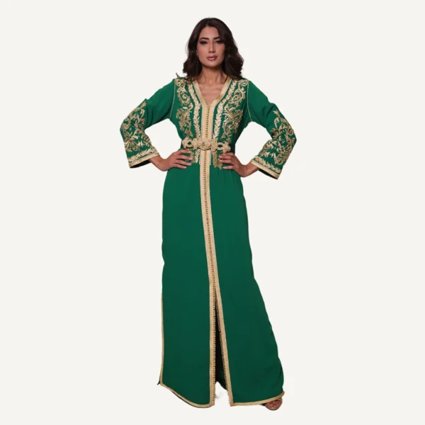 Caftan Basma vert royal, orné de broderies luxueuses faites à la main, idéal pour mariages et grandes occasions.