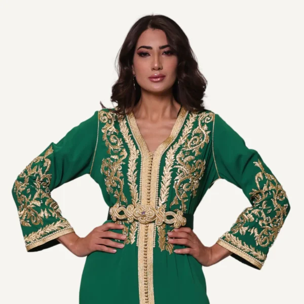 Caftan Basma vert royal, orné de broderies luxueuses faites à la main, idéal pour mariages et grandes occasions.