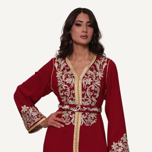 Détails des broderies artistiques du Caftan Dounia, une création artisanale sophistiquée et luxueuse.