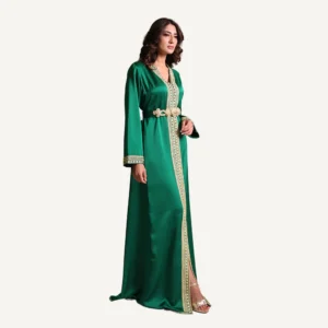 Caftan Farida vert, orné de khrat finement détaillé, fait à la main, idéal pour mariages et célébrations.