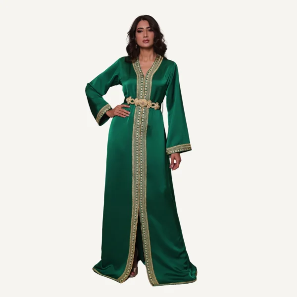 Caftan Farida vert, orné de khrat finement détaillé, fait à la main, idéal pour mariages et célébrations.