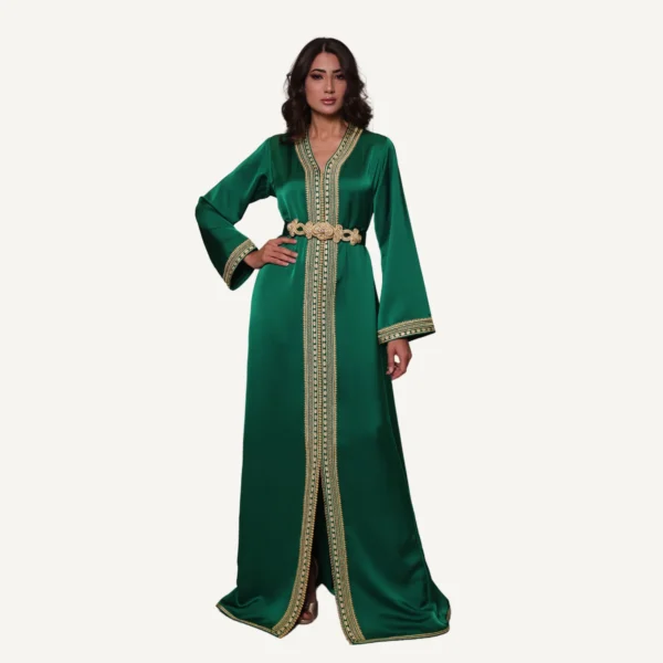 Caftan Farida vert, orné de khrat finement détaillé, fait à la main, idéal pour mariages et célébrations.