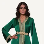 Caftan Farida vert, orné de khrat finement détaillé, fait à la main, idéal pour mariages et célébrations.