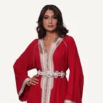 Vue complète du Caftan Ghazal, tenue rouge raffinée avec broderies artistiques, parfaite pour les grandes occasions.