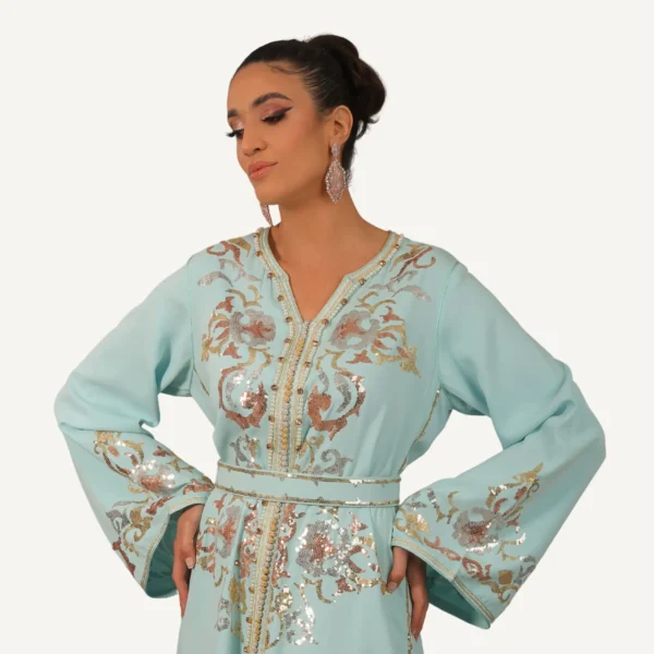 Caftan Hajar bleu ciel, orné de perles brillantes faites à la main, idéal pour mariages et soirées élégantes.