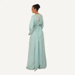 Caftan Hajar bleu ciel, orné de perles brillantes faites à la main, idéal pour mariages et soirées élégantes.