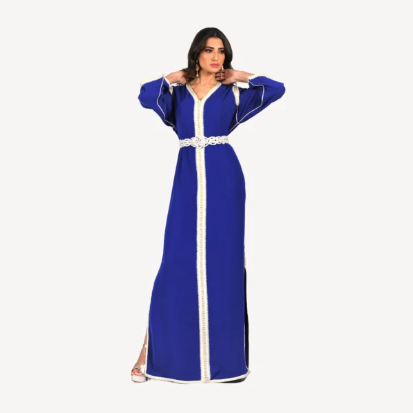 Caftan Layali bleu roi avec zwaak maallam traditionnel, brodé à la main, idéal pour mariages et réceptions.