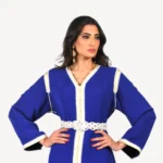 Caftan Layali bleu roi avec zwaak maallam traditionnel, brodé à la main, idéal pour mariages et réceptions.