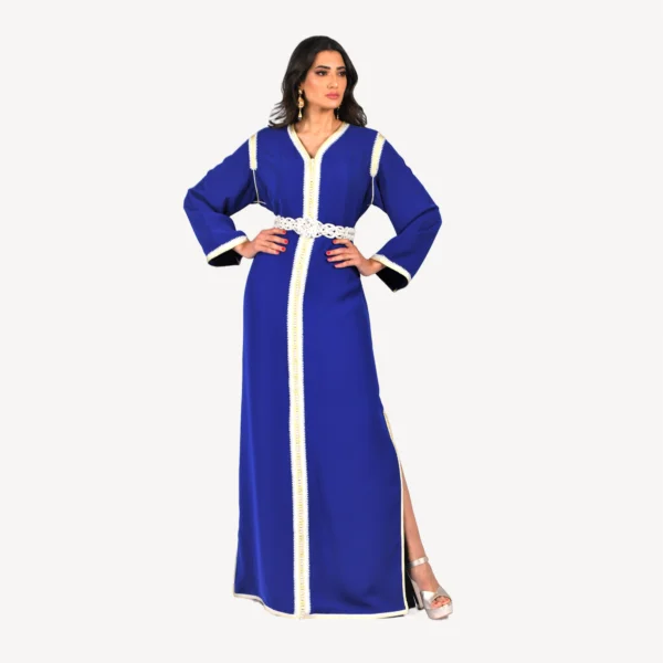 Caftan Layali bleu roi avec zwaak maallam traditionnel, brodé à la main, idéal pour mariages et réceptions.