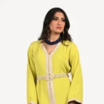 Caftan Layali jaune lumineux avec détails en zwaak maallam, une tenue raffinée pour cérémonies et soirées.