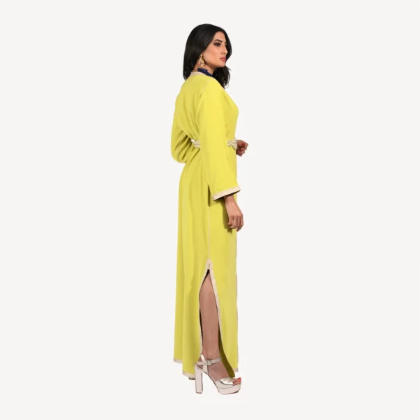 Caftan Layali jaune lumineux avec détails en zwaak maallam, une tenue raffinée pour cérémonies et soirées.