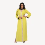 Caftan Layali jaune lumineux avec détails en zwaak maallam, une tenue raffinée pour cérémonies et soirées.