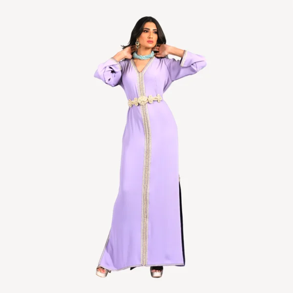 Caftan Layali mauve délicat, décoré de broderies zwaak maallam traditionnelles, idéal pour les grandes occasions.