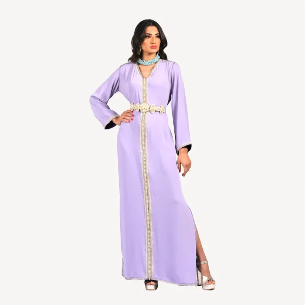 Caftan Layali mauve délicat, décoré de broderies zwaak maallam traditionnelles, idéal pour les grandes occasions.