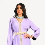 Caftan Layali mauve délicat, décoré de broderies zwaak maallam traditionnelles, idéal pour les grandes occasions.