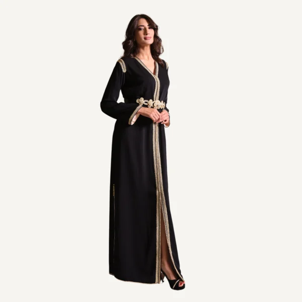 Caftan Layali noir élégant avec broderies zwaak maallam, confection artisanale pour occasions prestigieuses.