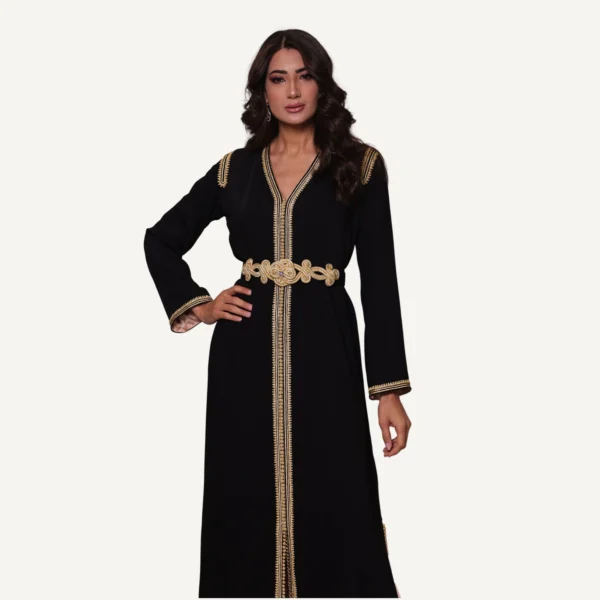 Caftan Layali noir élégant avec broderies zwaak maallam, confection artisanale pour occasions prestigieuses.