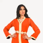 Caftan Layali orange vibrant avec zwaak maallam artisanal, conçu pour célébrations festives et mariages.