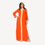 Caftan Layali orange vibrant avec zwaak maallam artisanal, conçu pour célébrations festives et mariages.