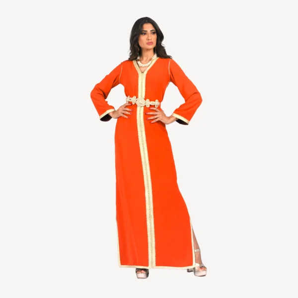 Caftan Layali orange vibrant avec zwaak maallam artisanal, conçu pour célébrations festives et mariages.