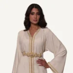 Caftan Leila en blanc cassé, simple et raffiné, parfait pour mariages civils et cérémonies élégantes.