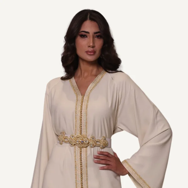 Caftan Leila en blanc cassé, simple et raffiné, parfait pour mariages civils et cérémonies élégantes.