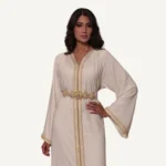 Caftan Leila en blanc cassé, simple et raffiné, parfait pour mariages civils et cérémonies élégantes.