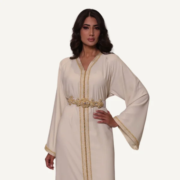 Caftan Leila en blanc cassé, simple et raffiné, parfait pour mariages civils et cérémonies élégantes.