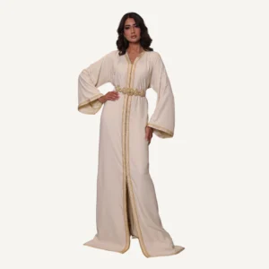 Caftan Leila en blanc cassé, simple et raffiné, parfait pour mariages civils et cérémonies élégantes.