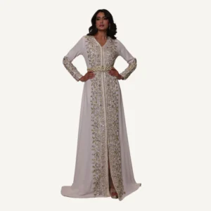 Caftan Nabila blanc, orné de broderies artistiques faites à la main, parfait pour mariages et réceptions élégantes.