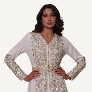 Caftan Nabila blanc, orné de broderies artistiques faites à la main, parfait pour mariages et réceptions élégantes.