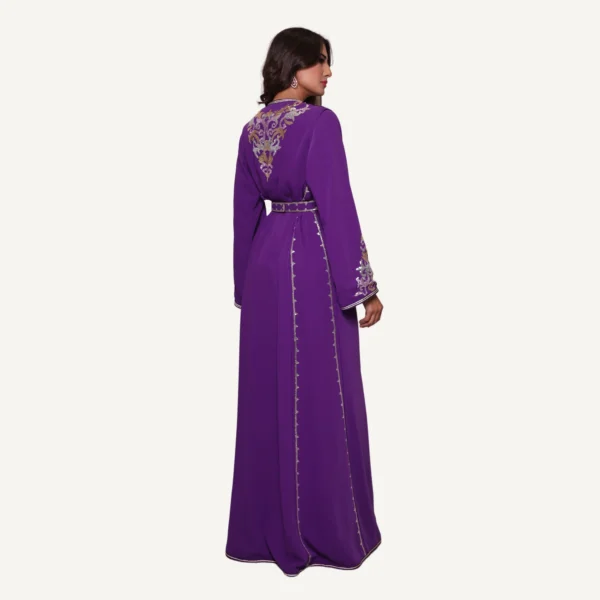 Caftan Najat violet, orné de perles raffinées, confectionné à la main pour mariages et occasions prestigieuses.